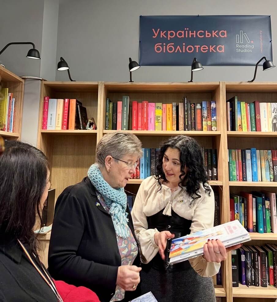 Jane Hutt MS visits the Ukrainian Library in Cardiff to explore the collection and meet with community members.